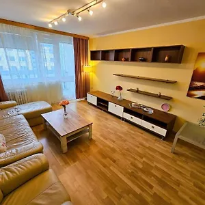 Family For 6, 10mins To Centre, Free Parking, Quiet Location, New Furniture, Balcony Apartment Prag